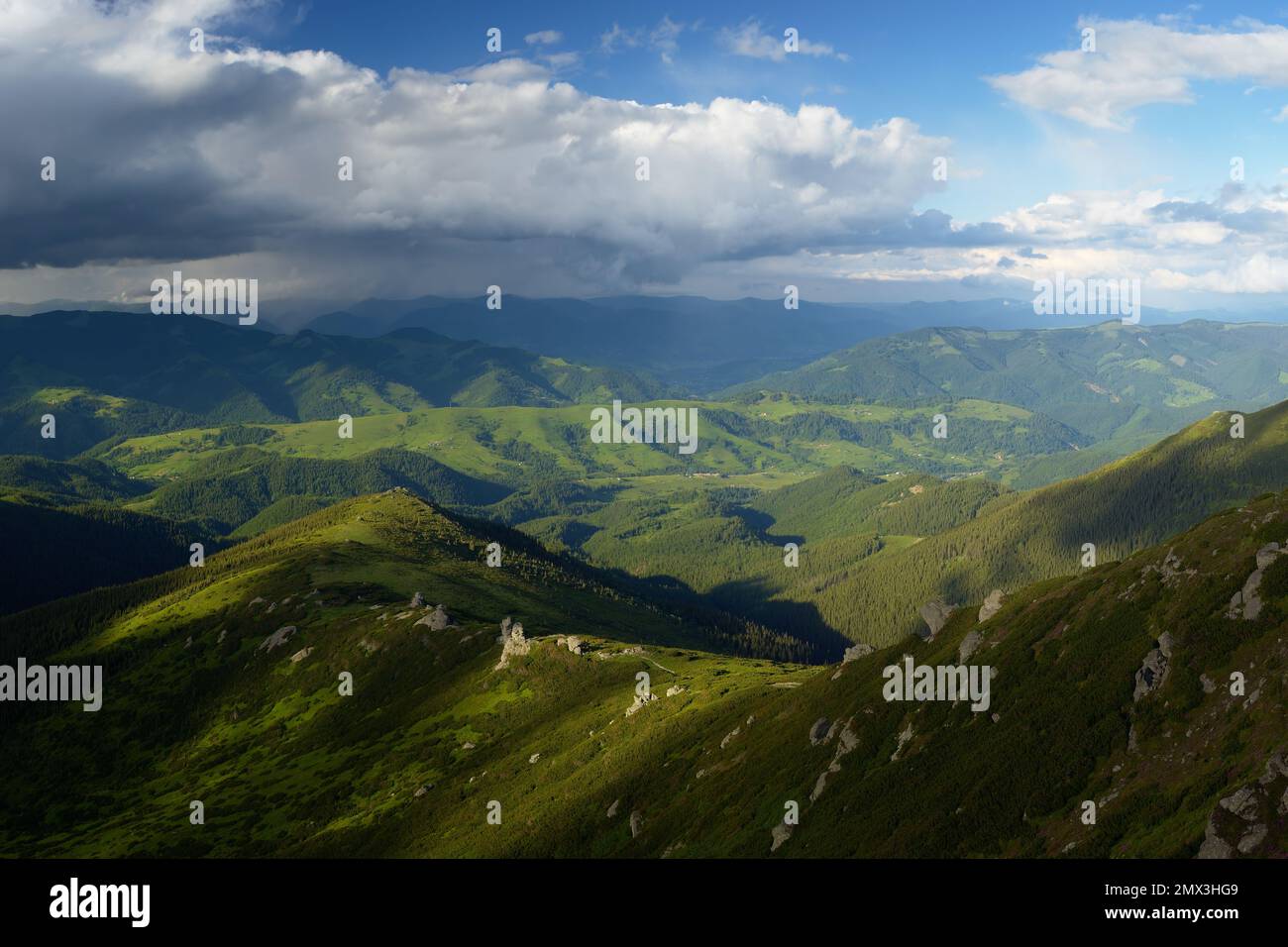 Vista dalla collina al villaggio di montagna. Paesaggio estivo. Carpazi, Ucraina, Europa Foto Stock