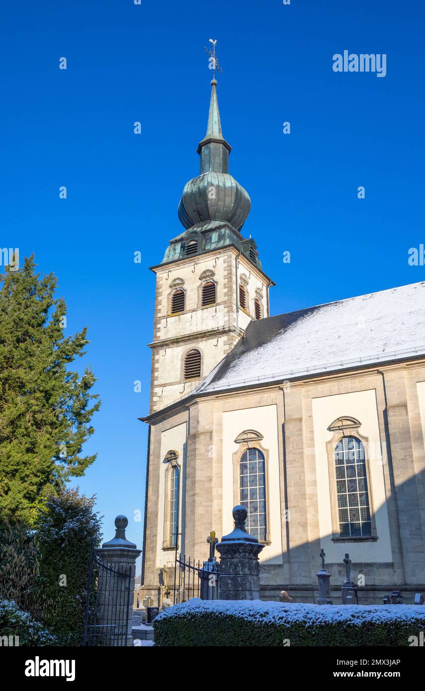 Europa, Lussemburgo, Koerich, Église Saint-Remi (Chiesa di San Remi) con l'ingresso e cimitero Foto Stock