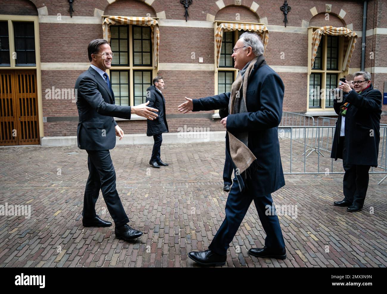 L'AIA - il primo ministro Mark Rutte riceve il primo ministro Stephan Weil della bassa Sassonia. Nel corso del loro incontro, Rutte e Weil discutono, tra l'altro, della cooperazione tra i Paesi Bassi e la bassa Sassonia in vari settori. ANP BART MAAT netherlands OUT - belgio OUT Foto Stock