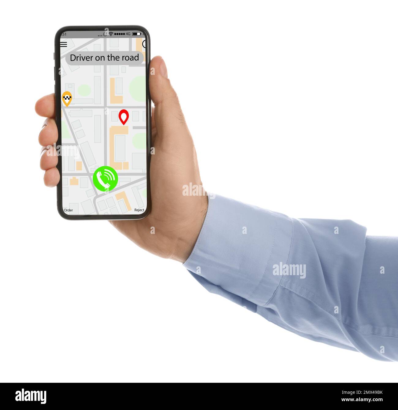Uomo che ordina taxi con smartphone su sfondo bianco, primo piano Foto Stock