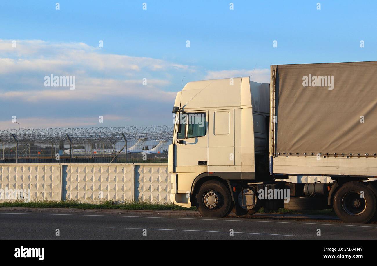 Cabina di un camion merci sulla strada di fronte all'aeroporto di carico limitato Foto Stock