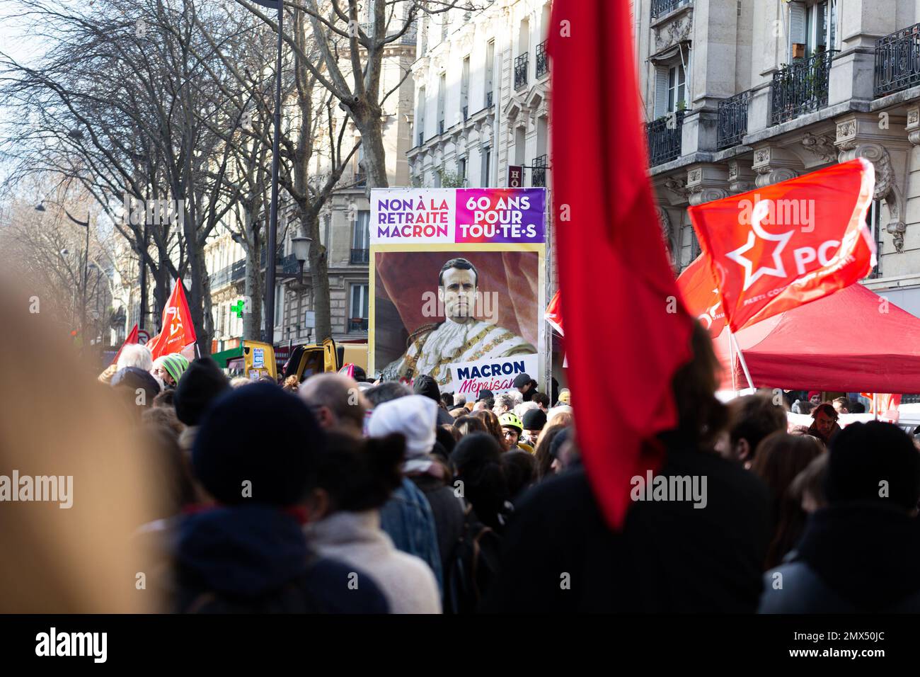 Parigi, Francia. 31st Jan, 2023. Manifestanti visti durante la manifestazione a Parigi. Gli scioperi della riforma pensionistica francese si svolgono per la seconda volta questo mese, dove centinaia di migliaia di persone hanno preso le strade di Parigi per fare pressione sul presidente Emmanuel Macron affinché abbandonasse il piano di riforma pensionistica. Credit: SOPA Images Limited/Alamy Live News Foto Stock