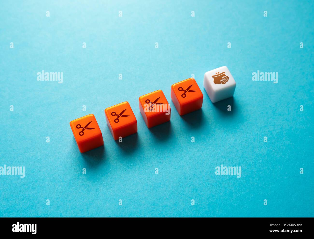 Risparmio di denaro in pericolo. Riduzione del budget familiare. Taglio delle estremità. Minaccia alla stabilità finanziaria. Una crisi. Risparmia denaro. Diversificazione delle attività a. Foto Stock