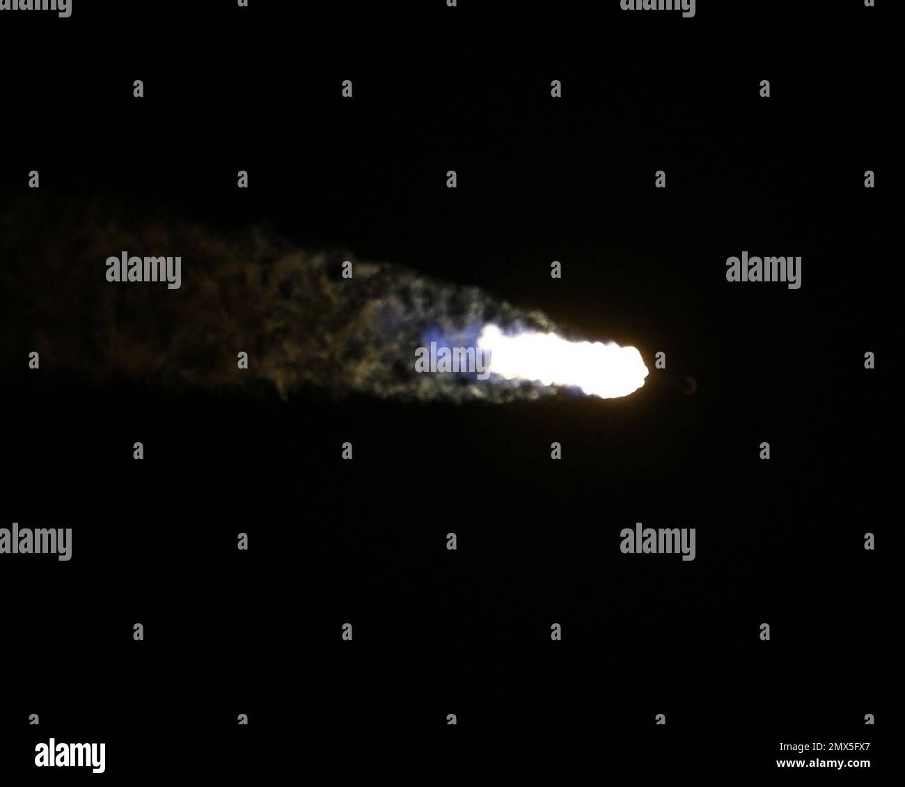 Un razzo SpaceX Falcon 9 lancia il prossimo set della seconda generazione di satelliti Starlink st 2:53 AM dal Complex 39 al Kennedy Space Center, Florida, giovedì 2 febbraio 2023. Foto di Joe Marino/UPI Credit: UPI/Alamy Live News Foto Stock