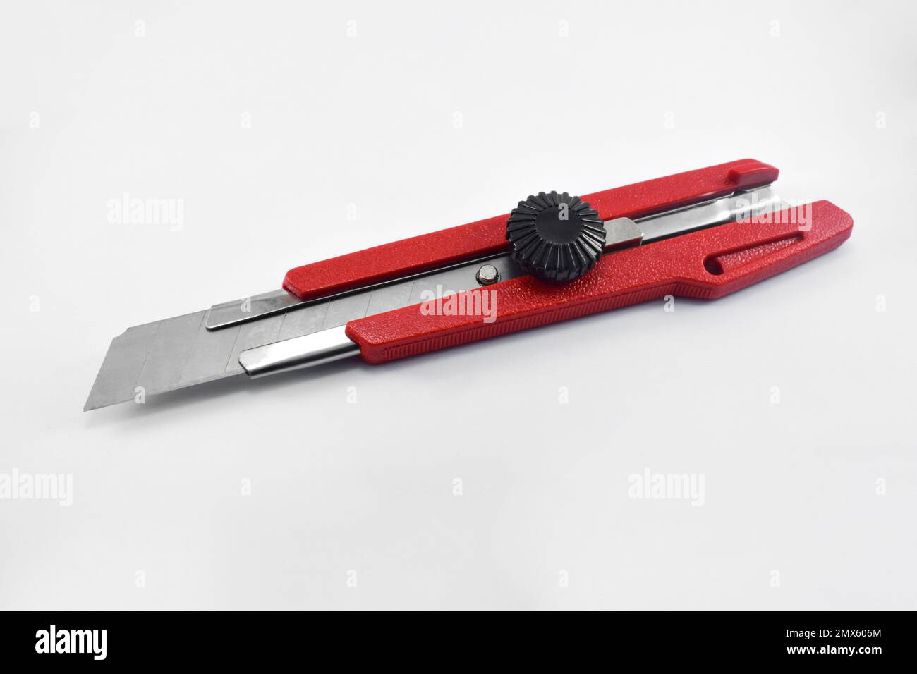 Coltello da taglio rosso isolato su sfondo bianco Foto Stock