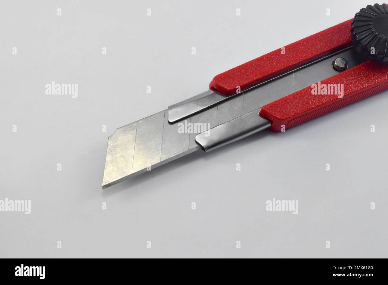 Coltello da taglio rosso isolato su sfondo bianco Foto Stock