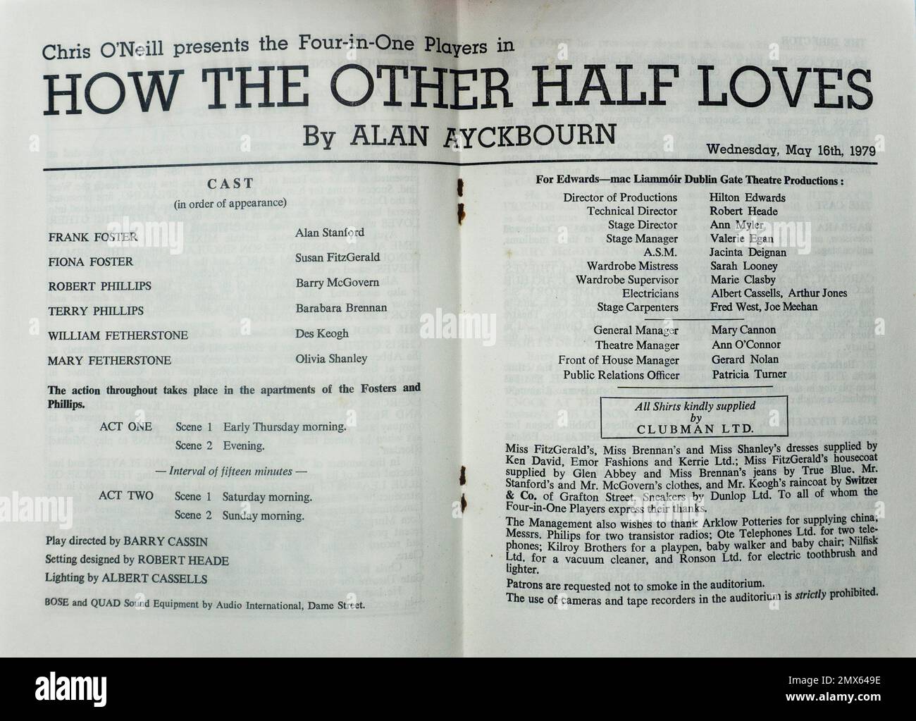 La cast list per il 1986 Gate Theatre, Dublino, Irlanda, produzione, How the Other Half Loves, di Alan Ayckbourn.Producer, Hilton Edwards. Foto Stock
