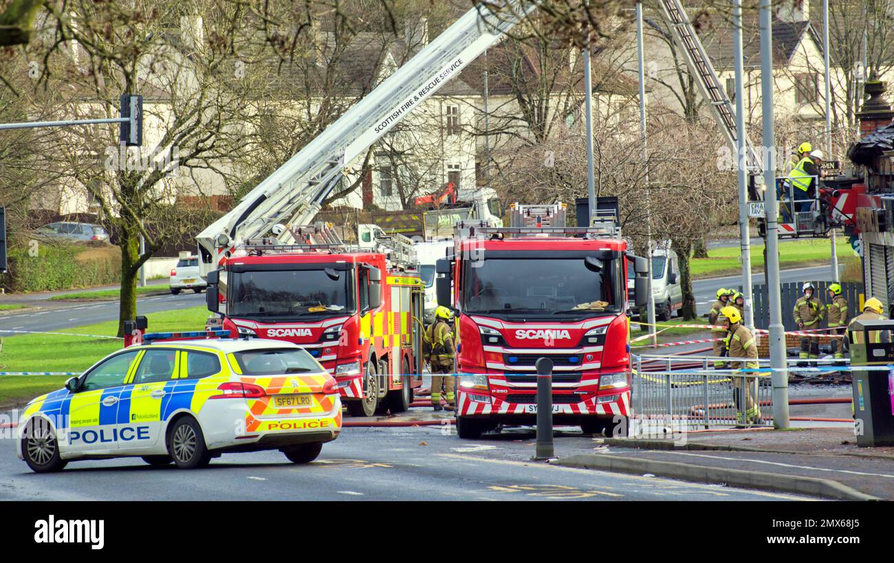 Glasgow, Scozia, Regno Unito 2nd febbraio 2023. La polizia indaga sul fuoco del club alimentare di Freddie sulla grande strada occidentale, mentre si tape fuori una grande area e i capi dei vigili del fuoco iniziano le loro indagini per determinare come è iniziato. Credit Gerard Ferry/Alamy Live News Foto Stock