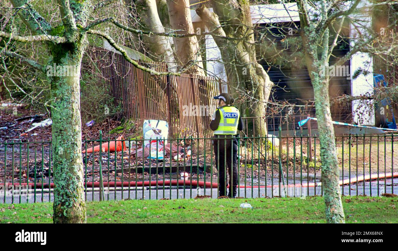 Glasgow, Scozia, Regno Unito 2nd febbraio 2023. La polizia indaga sul fuoco del club alimentare di Freddie sulla grande strada occidentale, mentre si tape fuori una grande area e i capi dei vigili del fuoco iniziano le loro indagini per determinare come è iniziato. Credit Gerard Ferry/Alamy Live News Foto Stock