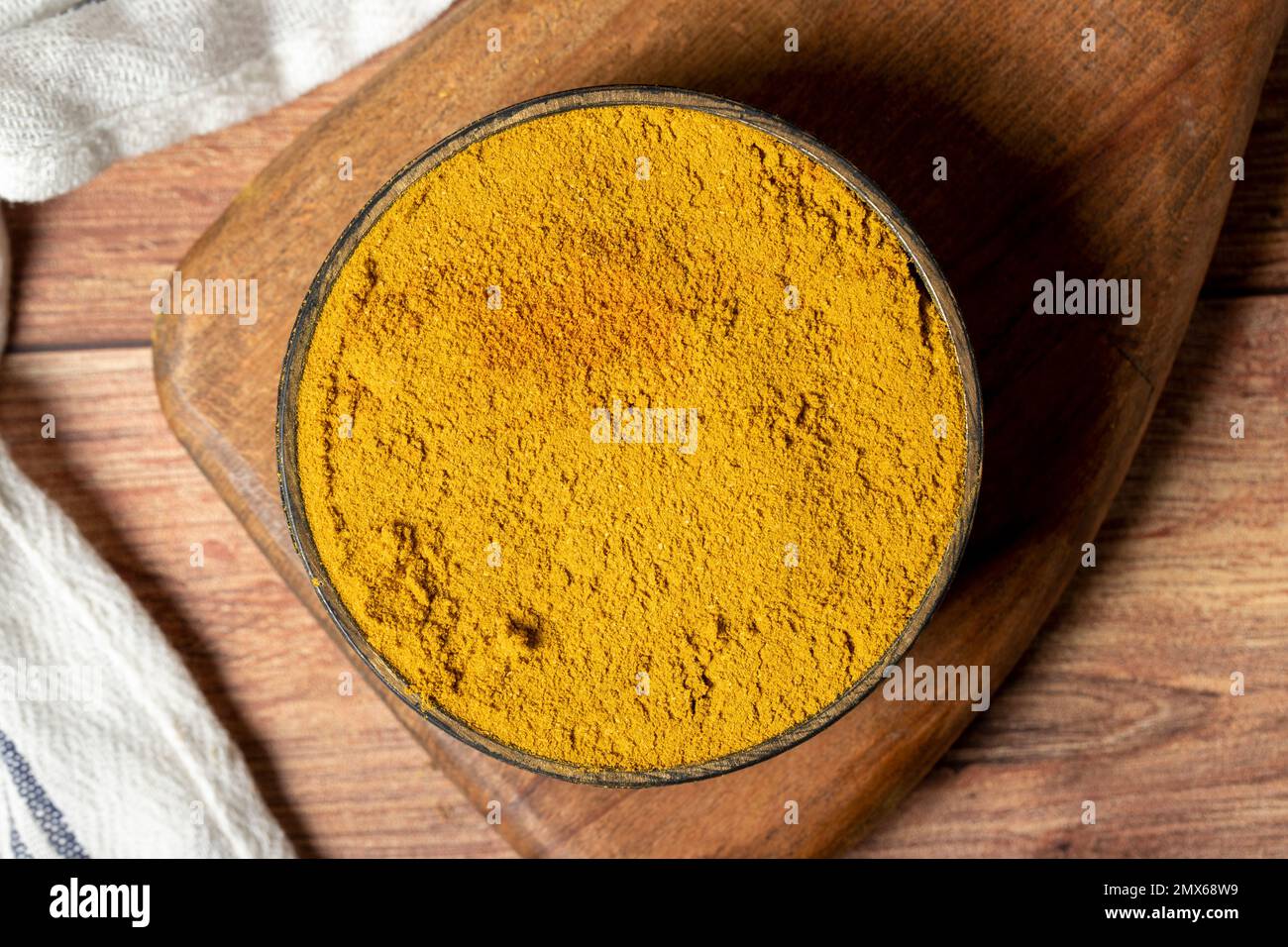 Polvere di Masala al curry. Polvere di curcuma o polvere di curry spezia in una ciotola su fondo di legno. İndian spezie. Concetto di spezie secche. Vista dall'alto Foto Stock