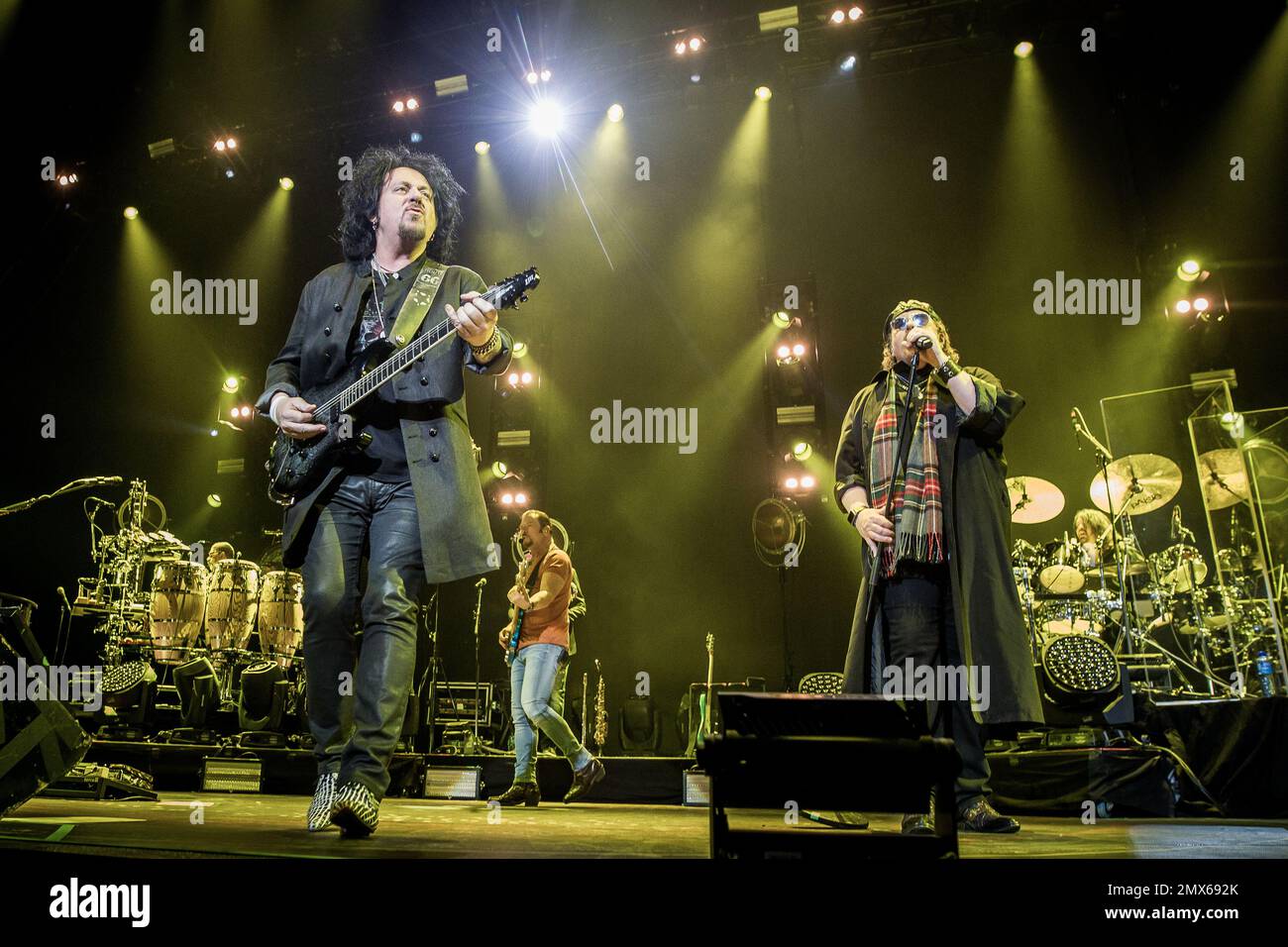 Steve Lukather di Toto che si esibisce dal vivo sul palco Foto Stock