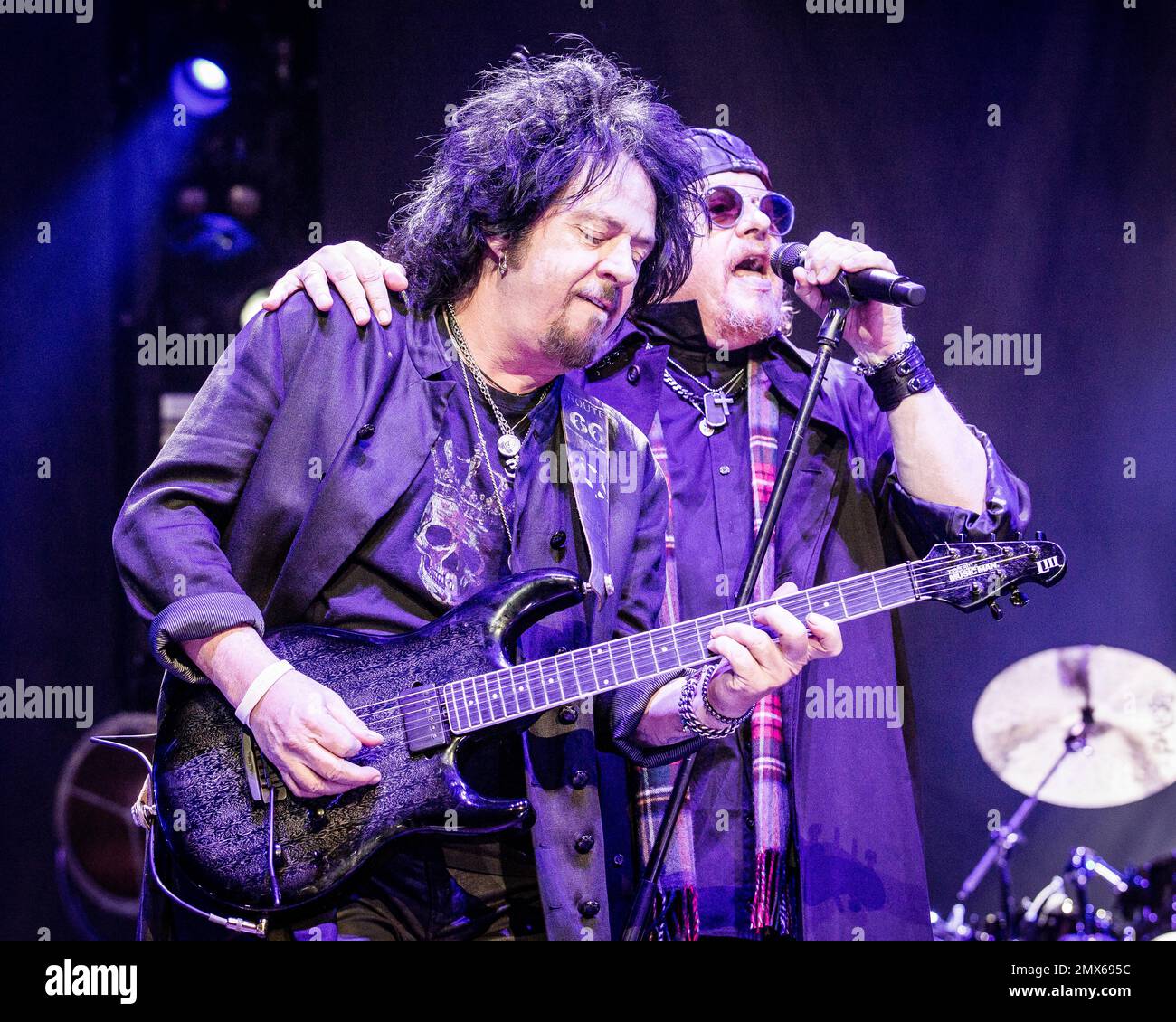 Steve Lukather di Toto che si esibisce dal vivo sul palco Foto Stock