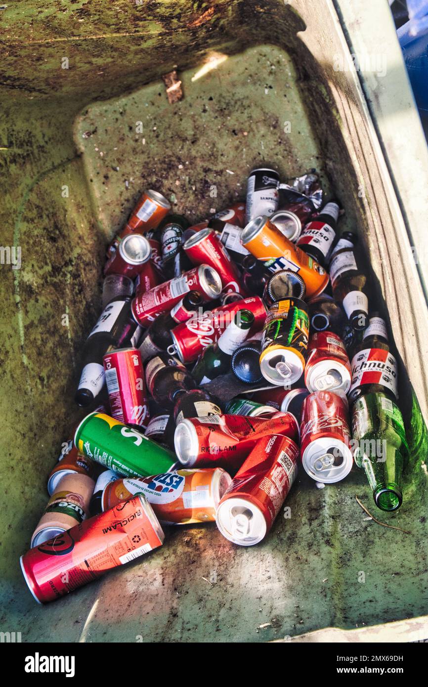 Primo piano all'interno di un bidone dei rifiuti pieno di lattine e  bottiglie riciclabili Foto stock - Alamy