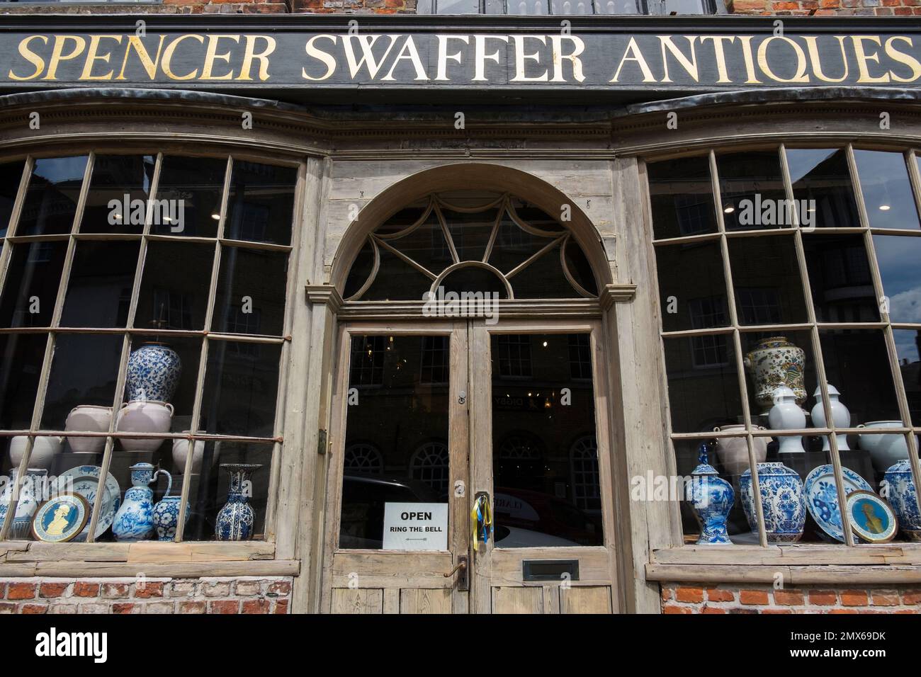 Il negozio Spencer Swaffer, un eclettico negozio di antiquariato sulla High Street ad Arundel, West Sussex, Regno Unito Foto Stock