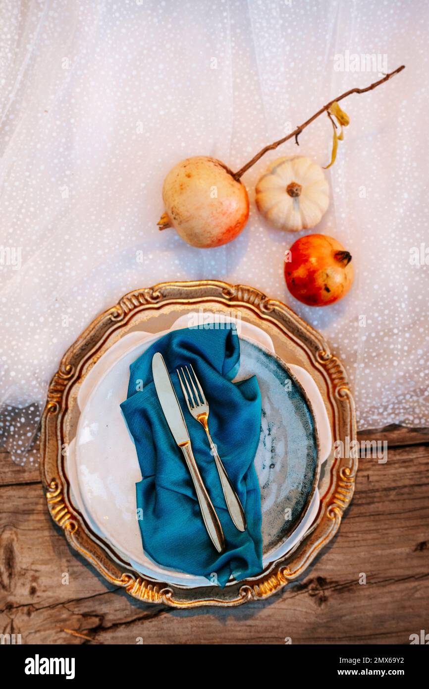 Elegante tavolo dorato e blu con abito da sposa Foto Stock