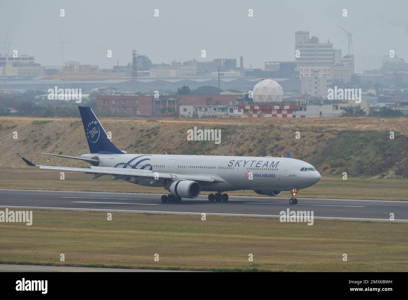 Taipei, Taiwan - 2 febbraio 2023. B-18311 Airbus A330-300 China Airlines (livrea SkyTeam) atterra all'aeroporto di Taoyuan. Taoyuan è il più grande aeroporto di Ta Foto Stock