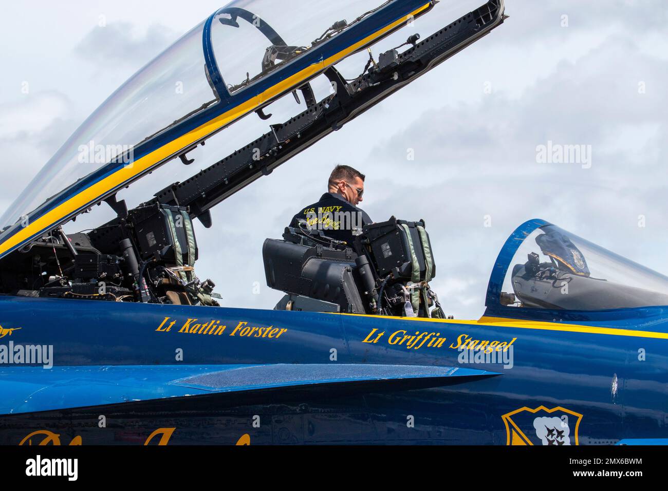 Farmingdale, New York, USA - 26 maggio 2022: Blue Angels plane parcheggiato in un aeroporto con la cabina di pilotaggio aperta e membri dell'equipaggio che lo controllano per eventuali problemi Foto Stock