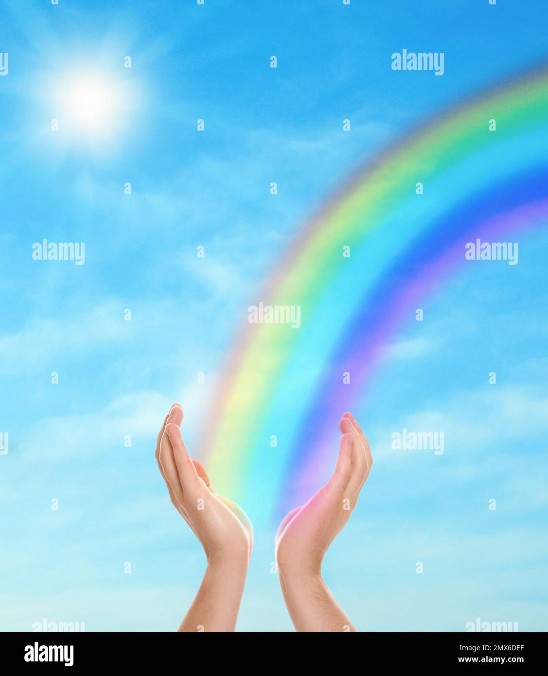 Donna e arcobaleno come fonte di energia guaritrice nelle giornate di sole, primo piano Foto Stock