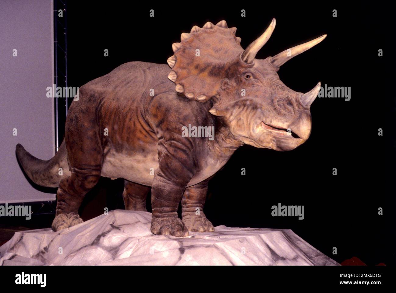 Dinosauri animatronici a grandezza naturale della società americana Dinamation Corp esposti al ‘Dinosaurs Alive!’ Mostra all'Alexandrea Palace Delight visi Foto Stock