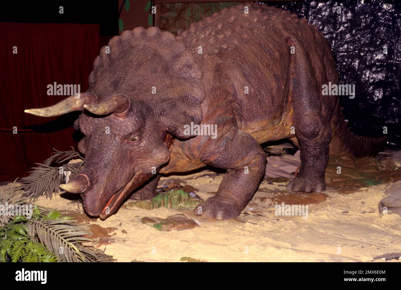 Dinosauri animatronici a grandezza naturale della società americana Dinamation Corp esposti al ‘Dinosaurs Alive!’ Mostra all'Alexandrea Palace Delight visi Foto Stock
