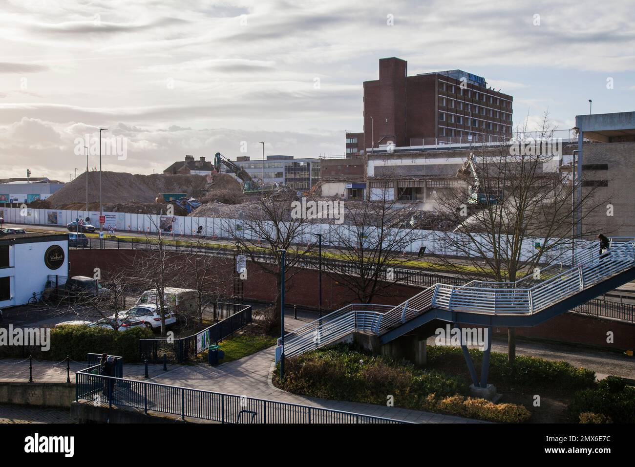 Sono iniziati i lavori di demolizione del Castlegate Centre e dello Swallow Hotel nell'ambito dei piani del Consiglio per aprire la High Street al lungofiume Foto Stock