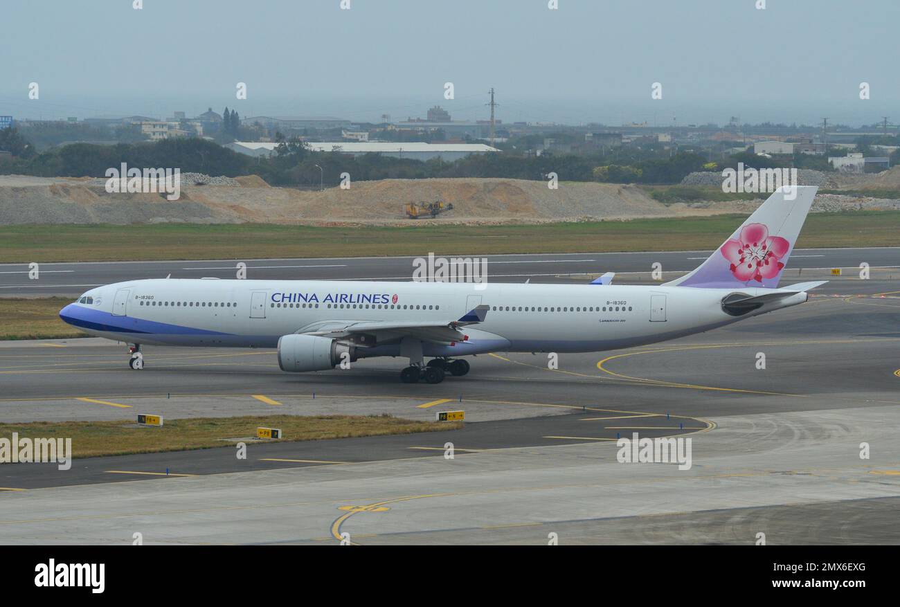 Taipei, Taiwan - 2 febbraio 2023. B-18360 Airbus China Airlines A330-300 atterrando all'aeroporto di Taoyuan. Taoyuan è il più grande aeroporto di Taiwan, situato a 50k km Foto Stock