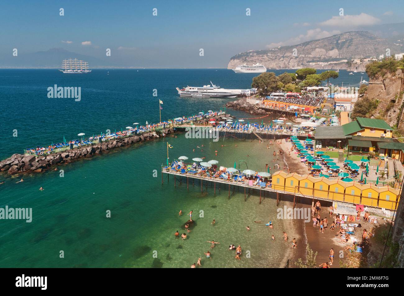 Superflyte ad alta velocità con arrivo a Sorrento da Capri, Italia. Una nave alta e una nave da crociera sono sullo sfondo. Foto Stock