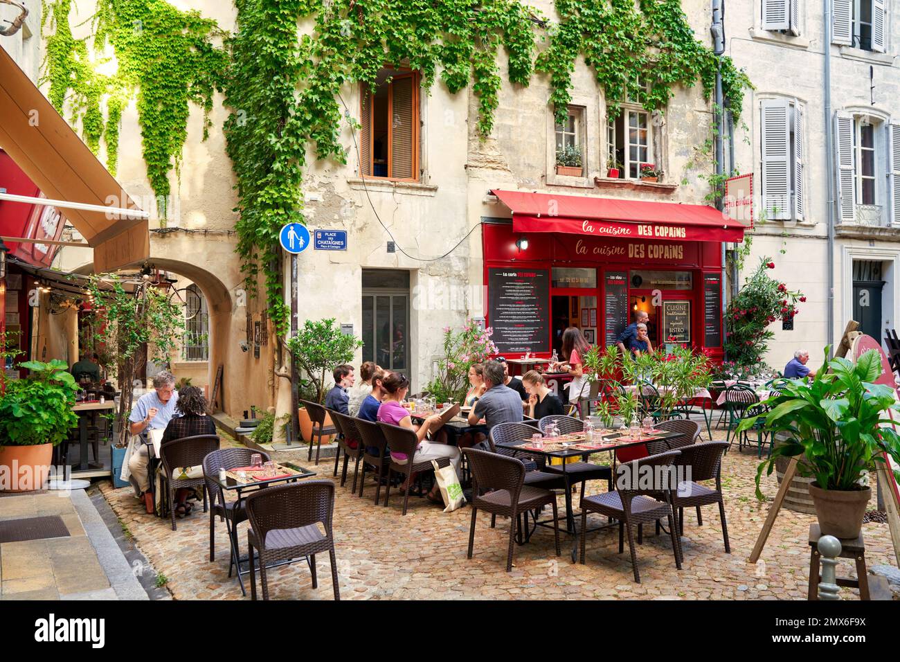 Place des Chataîgnes, Avignone, Vaucluse, Provence-Alpes-Côte d’Azur, Francia, Europa. La Place des Chataîgnes è una grande piazza aperta situata nel Foto Stock