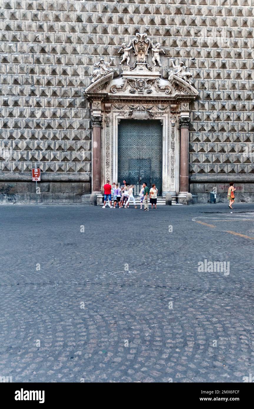 Turisti fuori dalla Chiesa di Gesù nuovo a Napoli Foto Stock