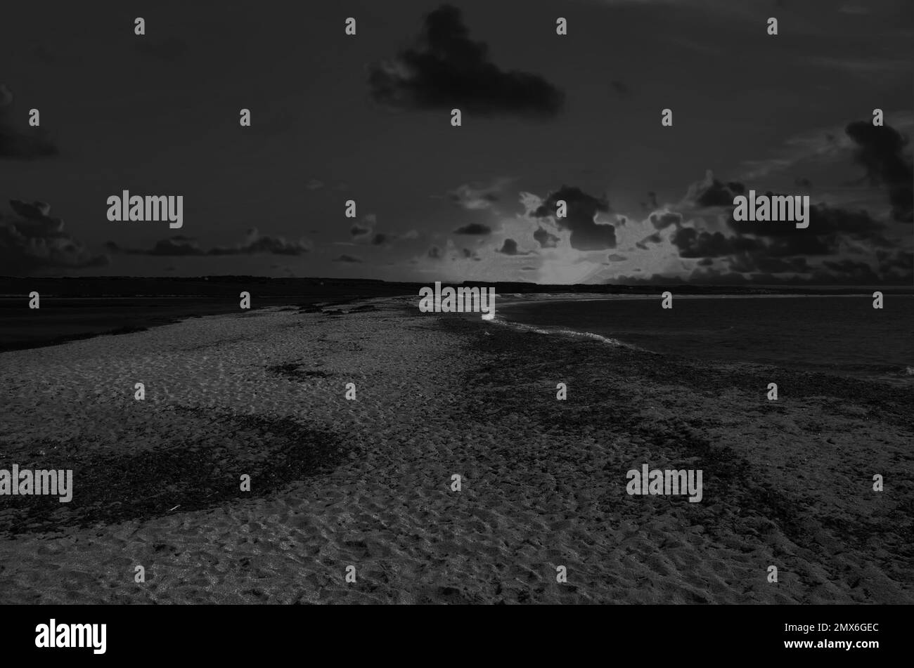 Sardegna, Oristano, Penisola del Sinis, spiaggia di Mari Ermi e laghetto al tramonto Foto Stock