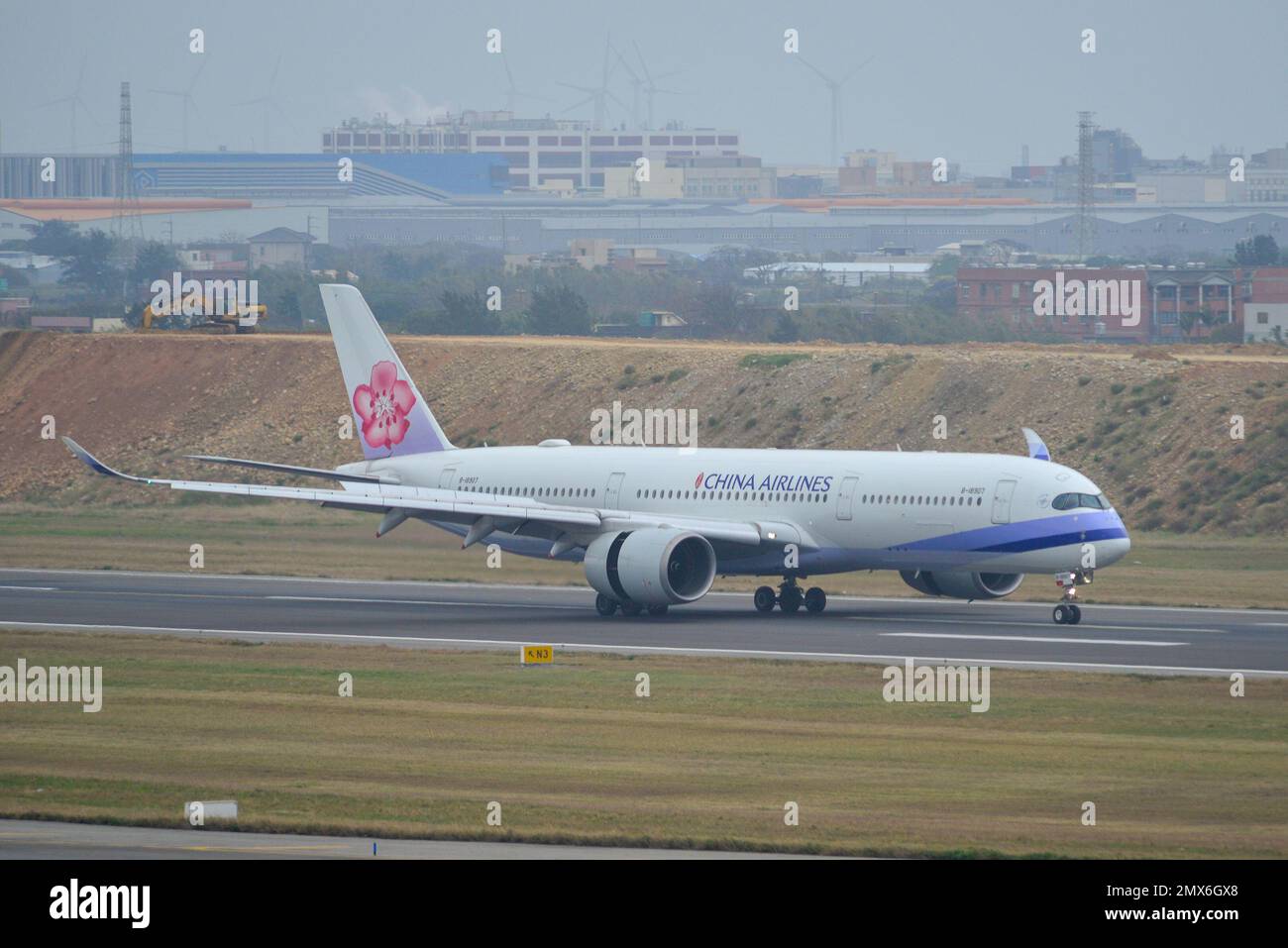 Taipei, Taiwan - 2 febbraio 2023. B-18907 Airbus China Airlines A350-900 atterrando all'aeroporto di Taoyuan. Taoyuan è il più grande aeroporto di Taiwan, situato a 50k km Foto Stock