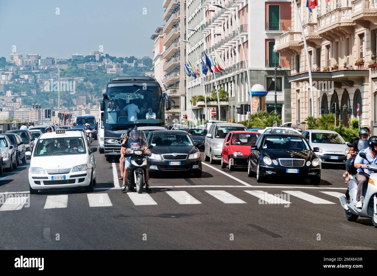 Il traffico si è fermato ad un passaggio pedonale a Napoli Foto Stock