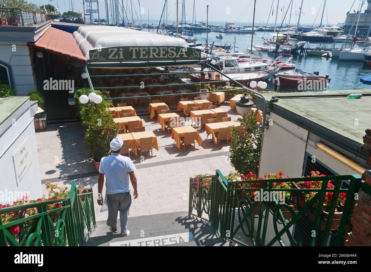 Tavoli all'aperto al ristorante Zi Teresa di Napoli Foto Stock