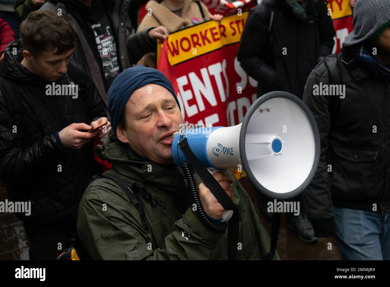 Proteggere il diritto allo sciopero protestare Manchester UK. Protester con megafono Foto Stock