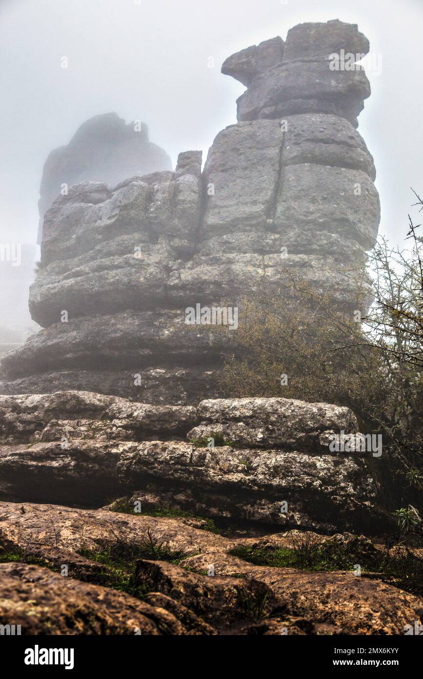 El Torcal De Antequera nella nebbia, Malaga, Spagna. Insolita formazione rocciosa sbalorditiva. Foto Stock