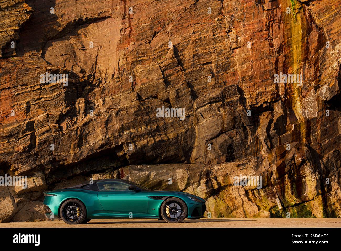 Aston Martin DBS GT Supercar su una spiaggia Foto Stock