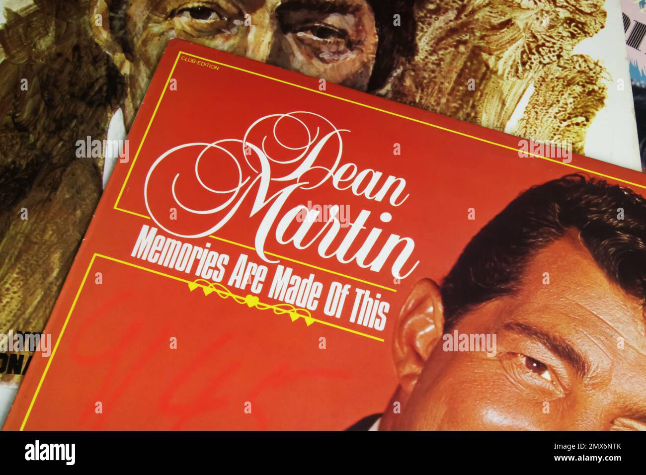 Viersen, Germania - 8. Giugno 2022: Primo piano dell'album di copertina del cantante americano Dean Martin Foto Stock