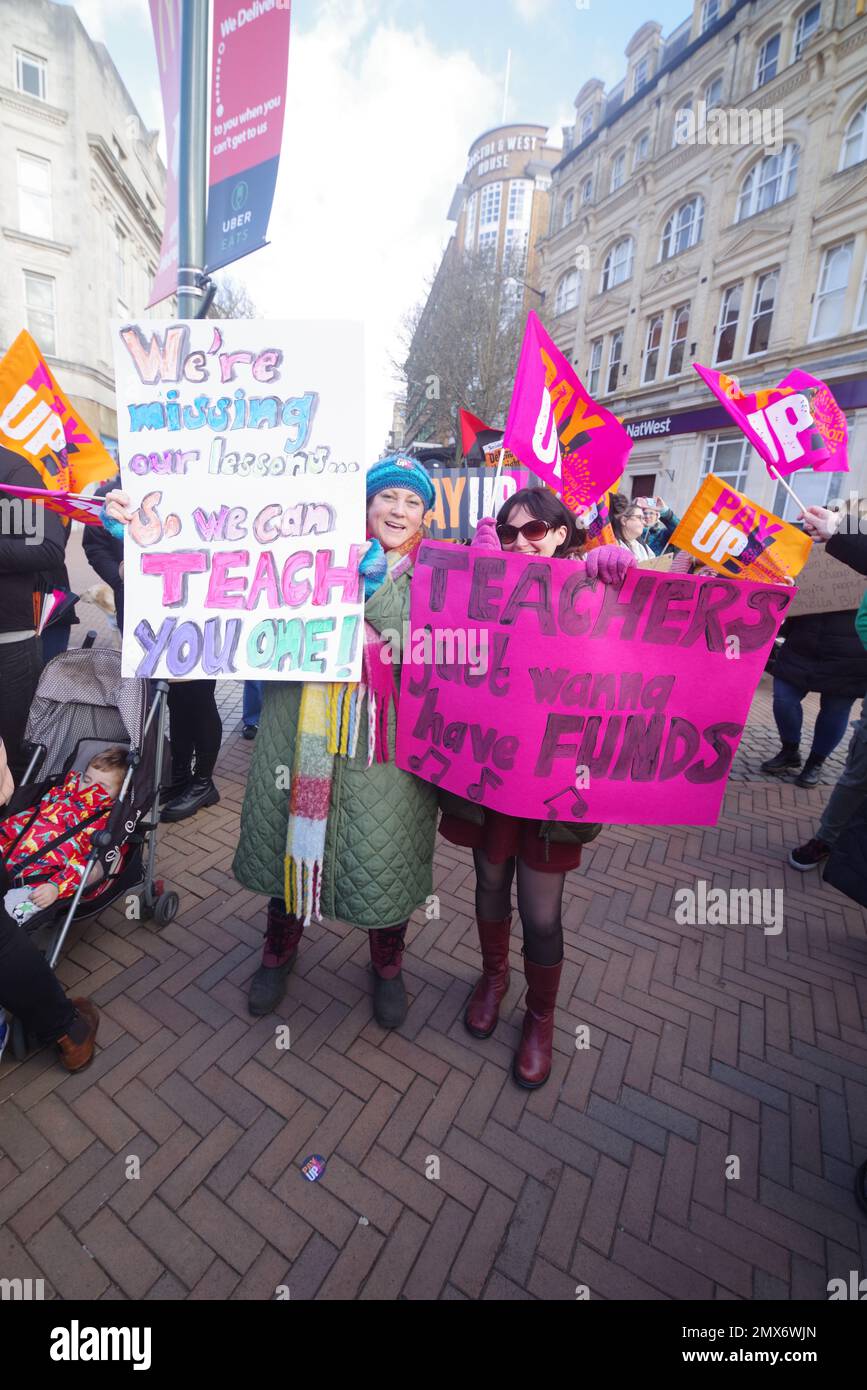 Oltre 400 centinaia di persone si sono rivelate in Bournemouth Square per la dimostrazione di destra a Stike. 01/02/2023. La dimostrazione del diritto allo sciopero faceva parte di una Giornata nazionale degli scioperi e protestava contro la nuova legislazione proposta dal governo britannico. Anche le richieste di retribuzioni e condizioni di lavoro eque sono state parte dell'azione di sciopero di oggi. Al grande raduno di Bournemouth hanno partecipato membri dell'Unione degli insegnanti del NEU. Foto Stock