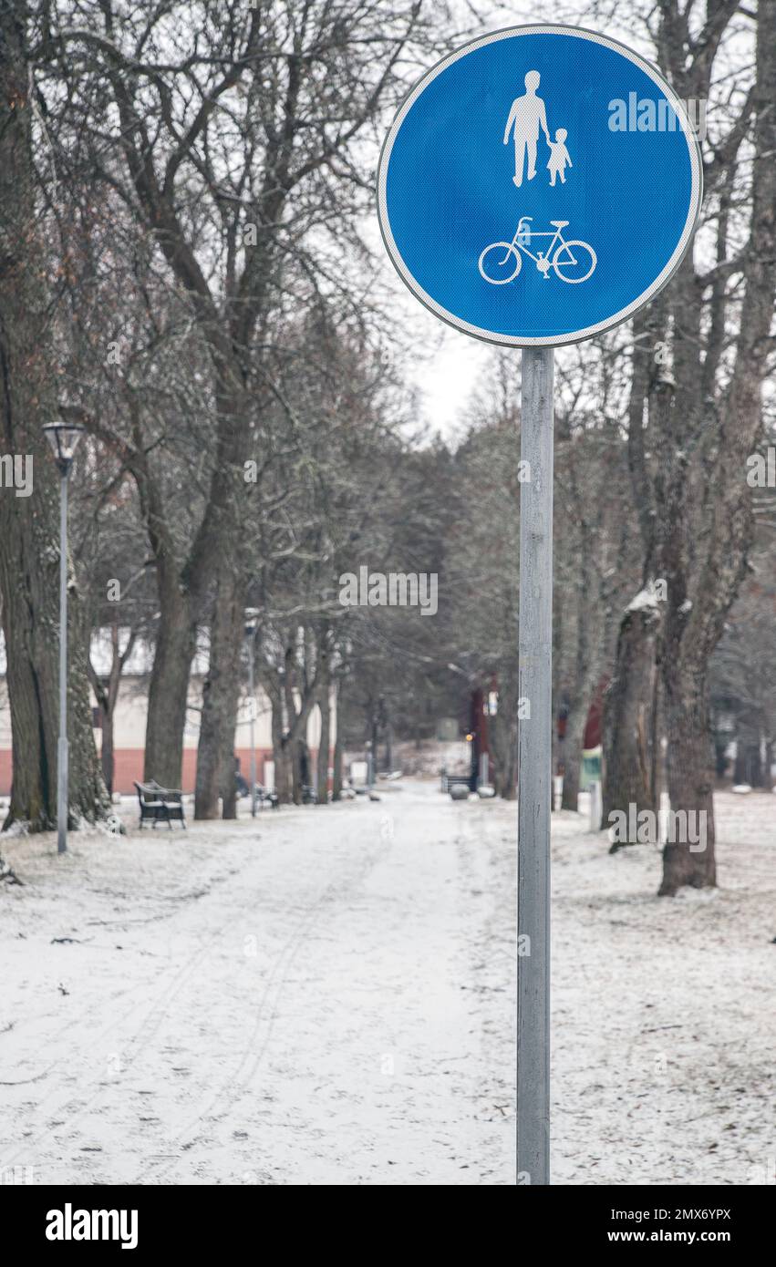 Segnaletica stradale, malmkoping, svezia, percorso comune per pedoni / ciclisti Foto Stock