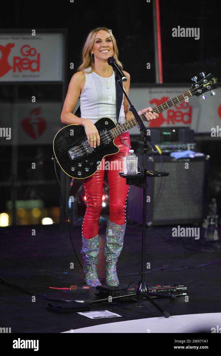 Sheryl Crow si esibisce in pista durante il concerto 2023 della American Heart Association's Go Red for Women Red Dress Collection il 01 febbraio 2023 in Foto Stock
