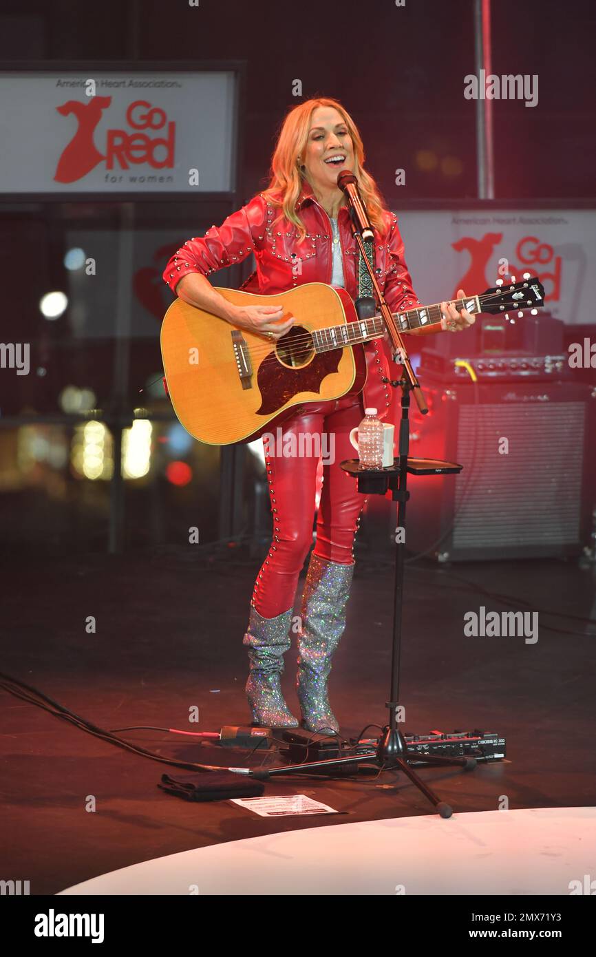 Sheryl Crow si esibisce in pista durante il concerto 2023 della American Heart Association's Go Red for Women Red Dress Collection il 01 febbraio 2023 in Foto Stock