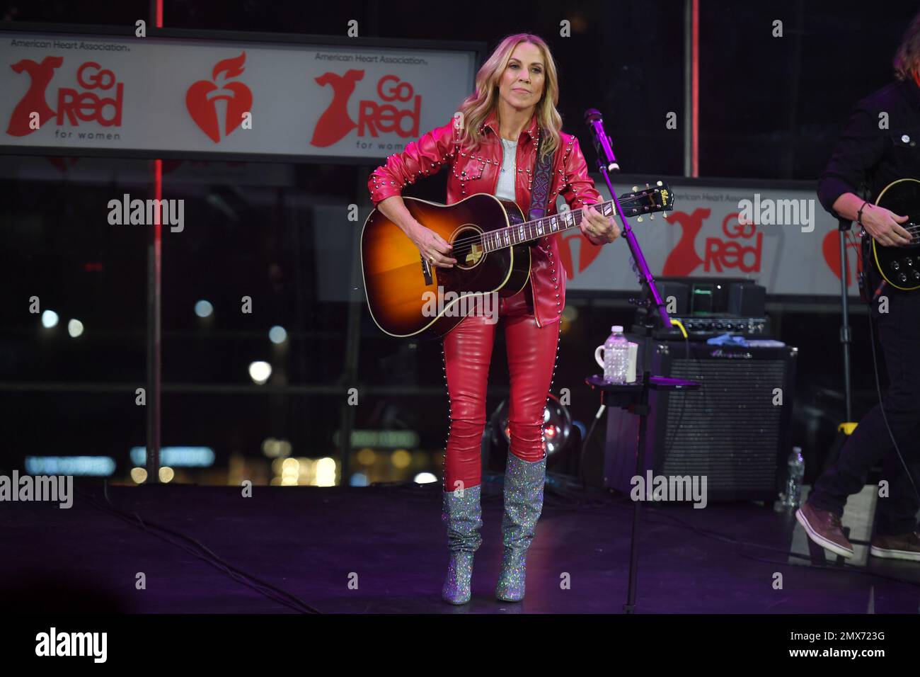 Sheryl Crow si esibisce in pista durante il concerto 2023 della American Heart Association's Go Red for Women Red Dress Collection il 01 febbraio 2023 in Foto Stock
