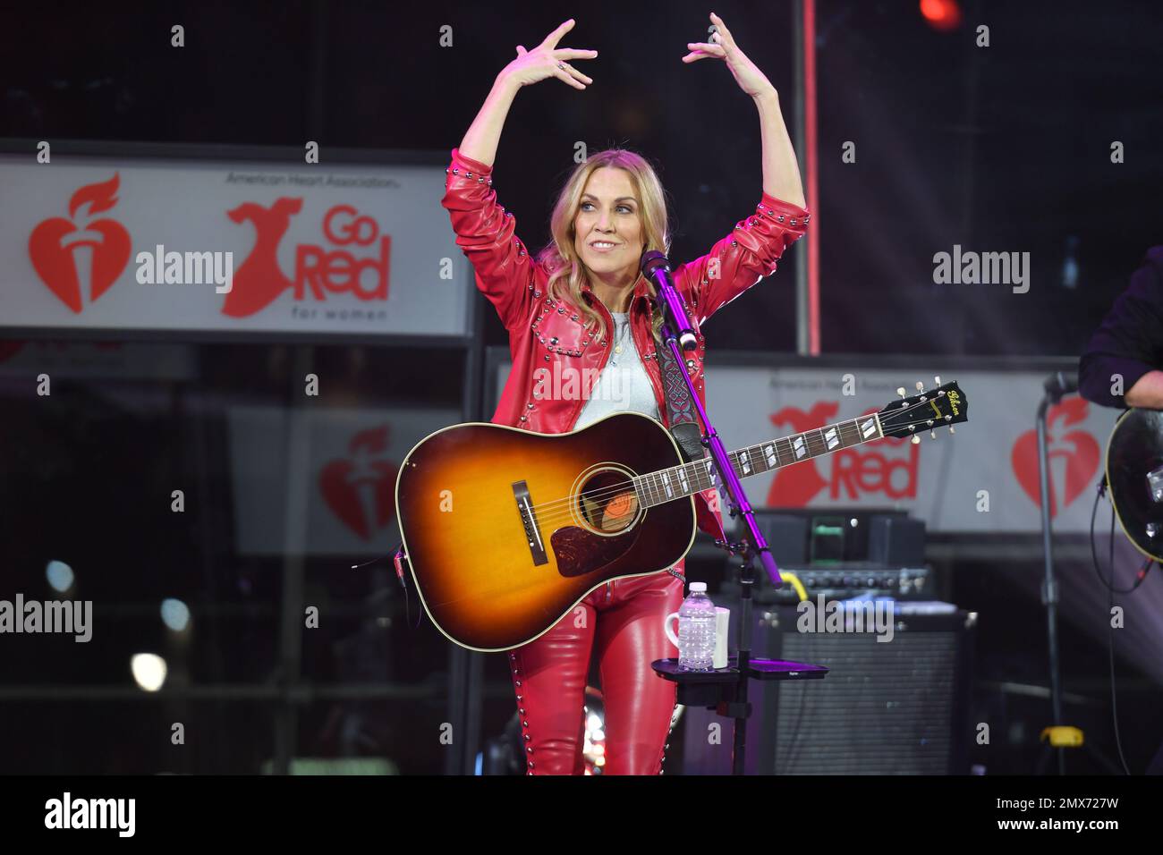 Sheryl Crow si esibisce in pista durante il concerto 2023 della American Heart Association's Go Red for Women Red Dress Collection il 01 febbraio 2023 in Foto Stock