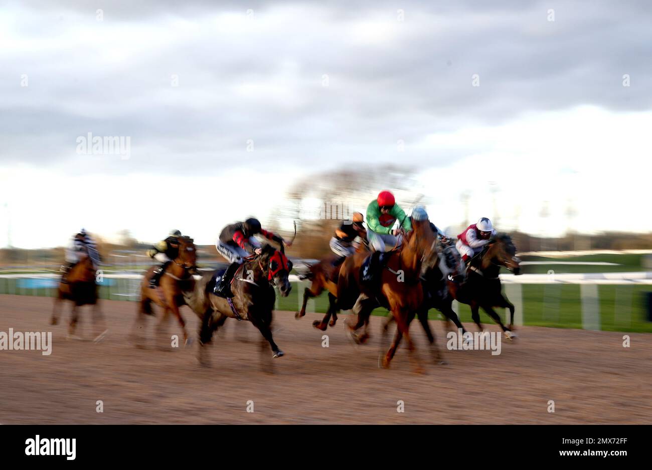 Lord Cherry guidato da Jason Hart jockey (sete verdi, berretto rosso) sulla strada per vincere lo Spreadex Sport ottenere £40 in Bonuses classificati Stakes a Southwell Racecourse. Data immagine: Giovedì 2 febbraio 2023. Foto Stock