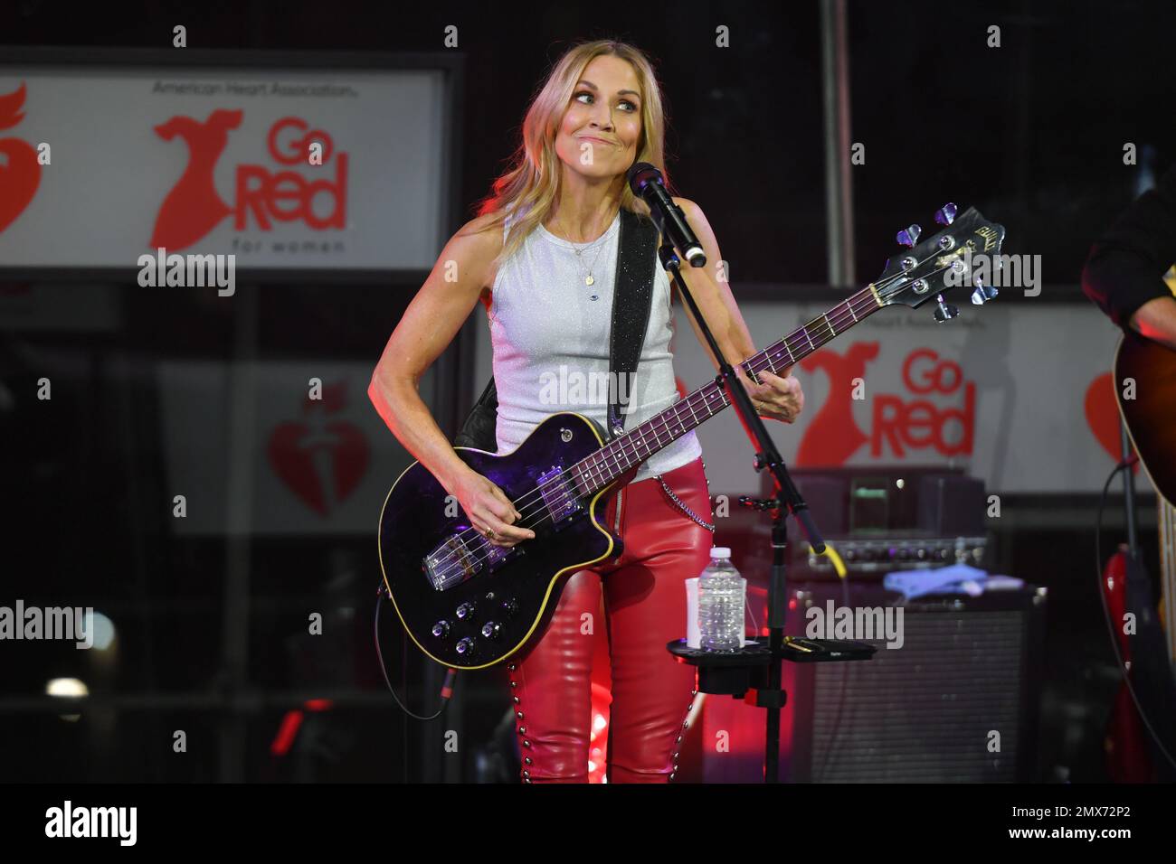 Sheryl Crow si esibisce in pista durante il concerto 2023 della American Heart Association's Go Red for Women Red Dress Collection il 01 febbraio 2023 in Foto Stock