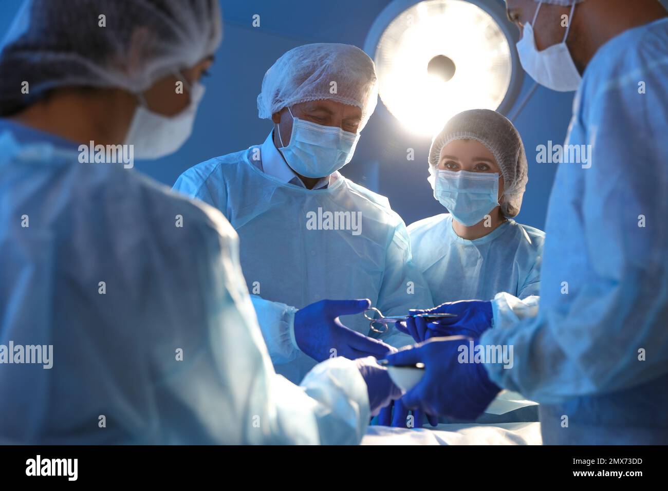 Team di chirurghi professionisti che eseguono operazioni in clinica Foto Stock