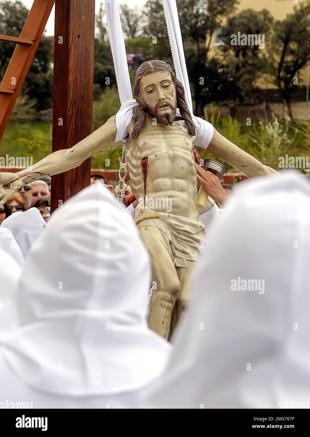 Settimana Santa a Zamora, Spagna. Il Cristo articolato è spremuto dalla croce nella processione della Santa sepoltura a Bercianos di Aliste. Foto Stock