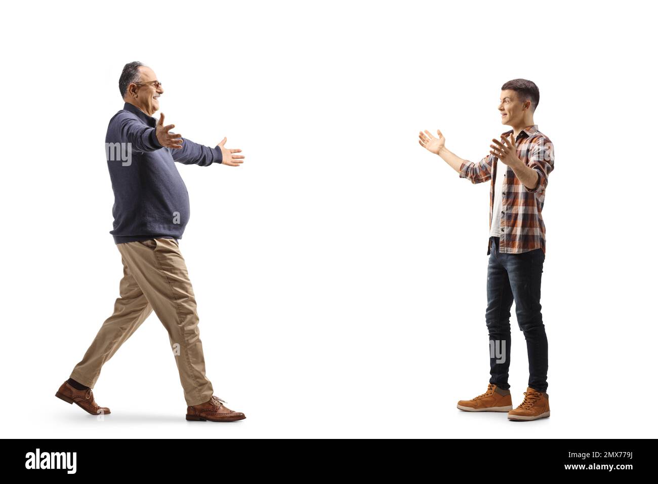 Profilo a tutta lunghezza sparato da un adolescente maschio in attesa di abbracciare suo padre isolato su sfondo bianco Foto Stock