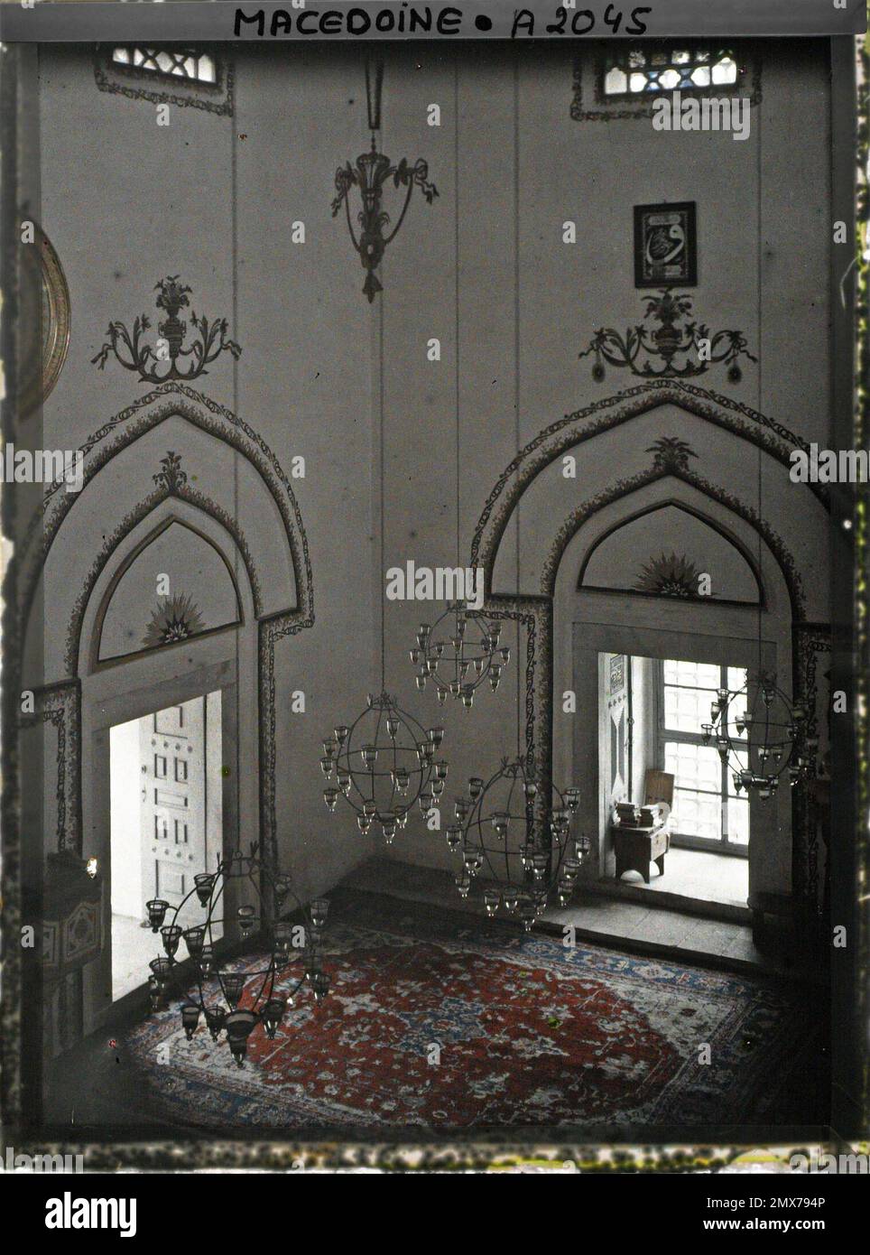 (Francese - Monastir ( actuelle Bitola ) , Macédoine un coin de la mosquée avec les lustres de lampions et le tapis). Foto Stock