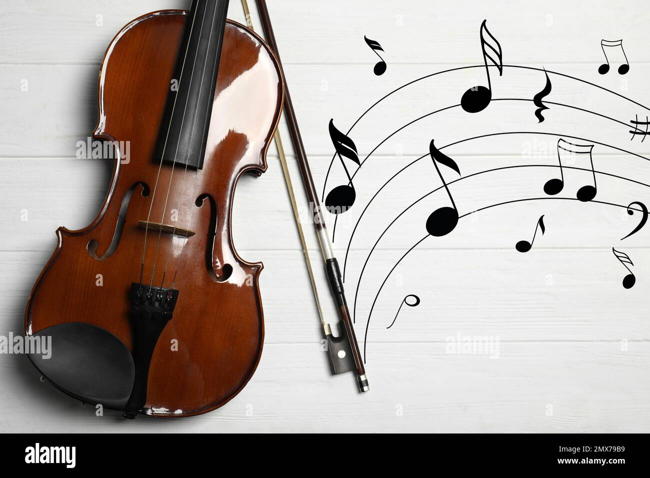 Violino classico con fiocco e note musicali su sfondo ligneo, piatto Foto Stock
